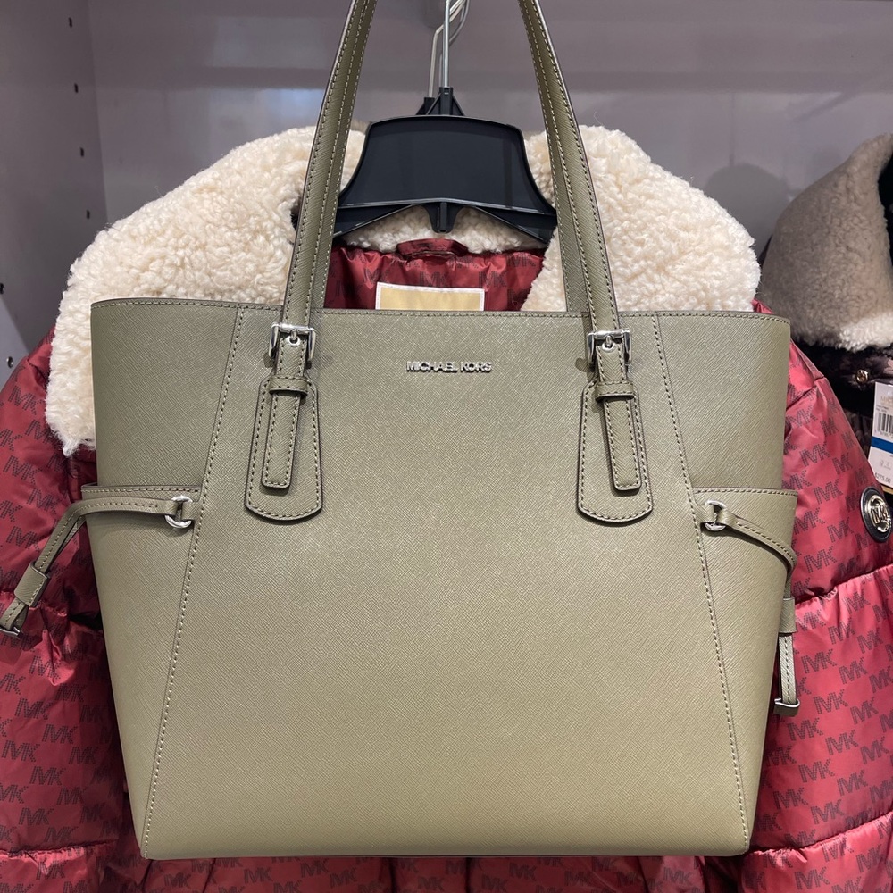 MICHAEL KORS Voyager Large Saffiano Leather EW Tote Shoulder Bag
Olive
NWT - Picture 14 of 16
